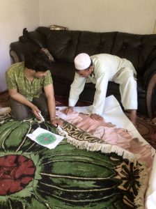 Gespräch mit Teppichknüpfer in Faizabad-KarinStruck